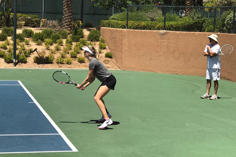Lạ: Mỹ nhân Bouchard tập luyện cùng thầy của Djokovic