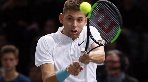 Tay vợt vô danh gây sốc nặng ở Paris Masters
