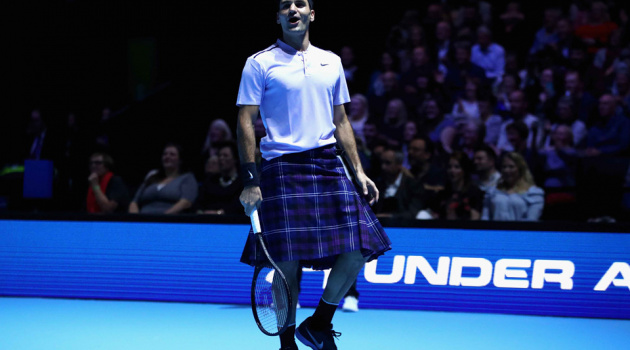 Mặc váy thi đấu, Federer vẫn thắng giòn giã Murray