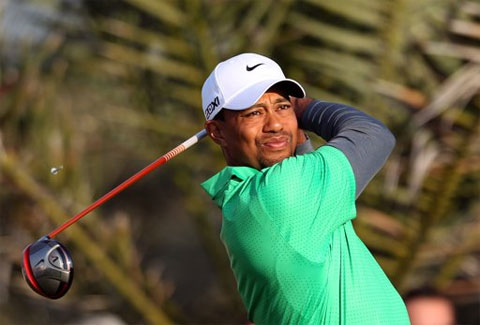 Woods vươn lên nhóm dẫn đầu Abu Dhabi Championship