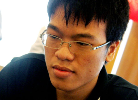 Lê Quang Liêm hòa cờ, Michael Adams dẫn đầu