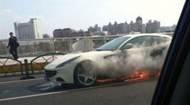 Ferrari FF mới bốc cháy nghi ngút