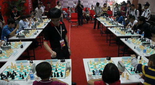 Quang Liêm thắng cùng lúc 20 người hâm mộ