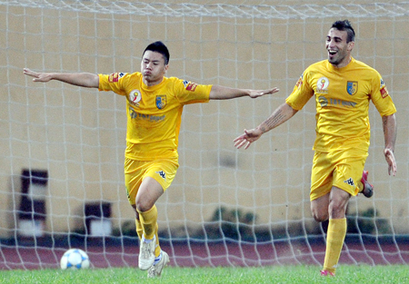 Tổng hợp vòng 11 hạng Nhất 2012 : Quảng Nam “hồi sinh”, Hà Nội vững ngôi đầu