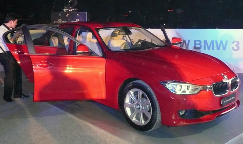 Gần 1,7 tỷ đồng cho BMW 328i mới tại Việt Nam