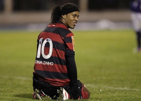 Ronaldinho hứng thịnh nộ từ cổ động viên Flamengo