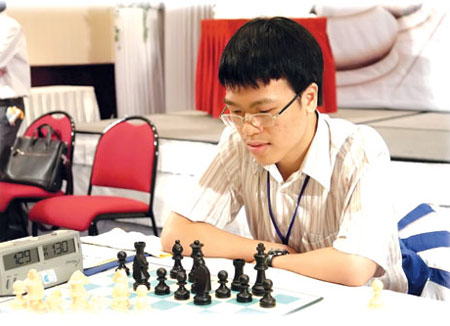 Thắng trận vòng 6, Quang Liêm bám sát người dẫn đầu