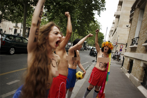 Nhóm ngực trần Euro quậy phá ở Paris