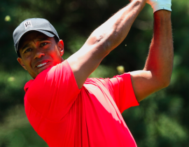 Video: Cú đánh chip-in tuyệt đẹp ở hố 16 của Tiger Woods