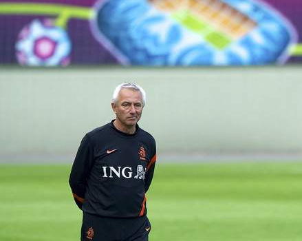 Hà Lan bất bình điều kiện sân bãi