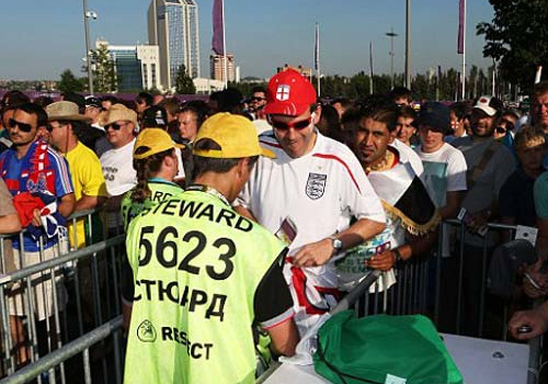 CĐV Anh kiện nước chủ nhà lên UEFA