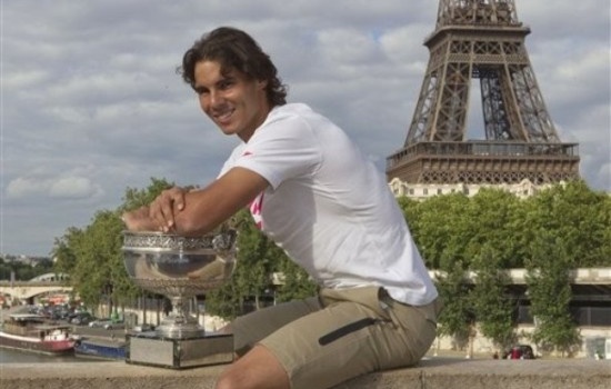Nadal ôm cúp giữa lòng Paris
