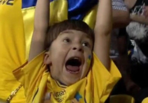 Shevchenko tri ân CĐV nhí dễ thương