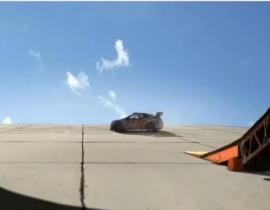 Video: Hyundai Veloster lộn 360 độ trên bức tường dựng đứng