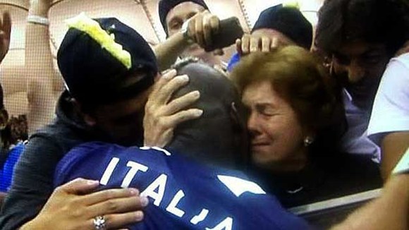 Mẹ Balotelli: Lần cuối Mario rơi nước mắt là vì Mourinho