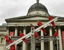 Video: Màn biểu diễn của nhóm nghệ sỹ nhào lộn Streb trước quảng trường Trafalgar (London)