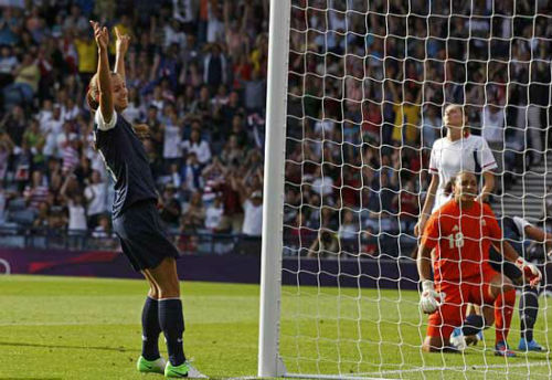 Bóng đá nữ Olympic London: Suôn sẻ “cửa trên”