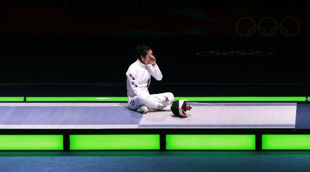 Kiếm thủ khóc trên sàn đấu được nhận huy chương đặc biệt