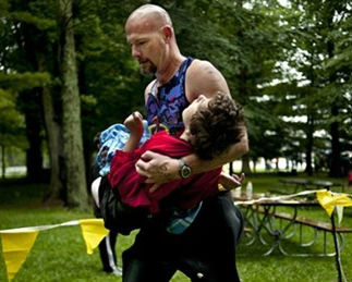 Xúc động hình ảnh bố bồng con thi 3 môn phối hợp