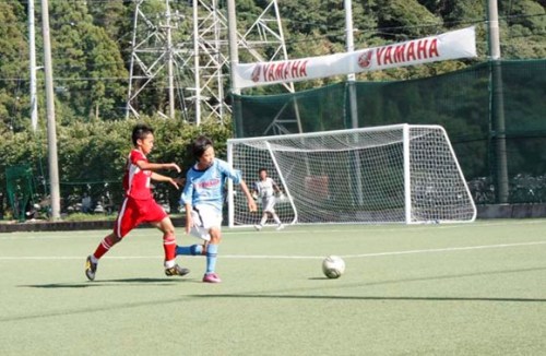 Không quen sân cỏ nhân tạo, U13 PVF bị phỏng chân