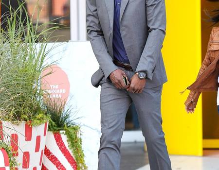 Usain Bolt co ro trên phố