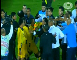 Video: Cựu sao Man City “tung cước” hạ gục trọng tài