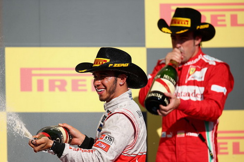 Hamilton làm chậm ngày đăng quang của Vettel