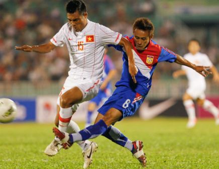 Tuyển Lào bất ngờ nhận quà trước AFF Cup 2012