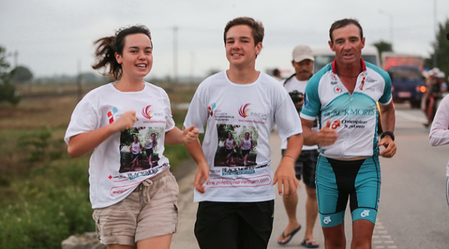 Pat Farmer chạm cột mốc 1.000km