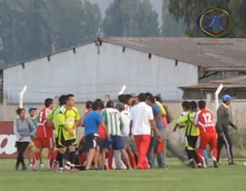 Video: Trọng tài bị đánh hội đồng gãy răng cửa