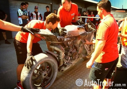 Ducati Panigale biến thành đuốc sống