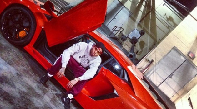 Rihanna tới lễ trao giải bằng Lamborghini Aventador