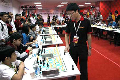 Quang Liêm sẽ đấu cờ với 20 người hâm mộ