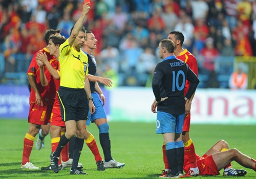 Anh cảnh báo Montenegro: Sự thù ghét chỉ khiến Rooney nguy hiểm hơn
