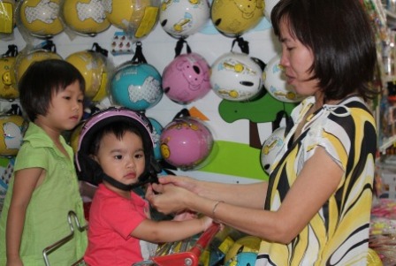 Nhiều băn khoăn về mũ bảo hiểm cho trẻ em trước giờ “G“