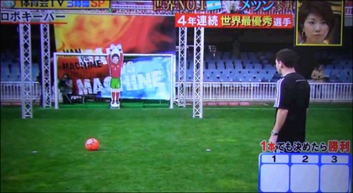 Messi 'vã mồ hôi' trước thủ môn robot