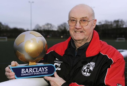 Chuyện thật như bịa: 73 tuổi vẫn ra sân ầm ầm