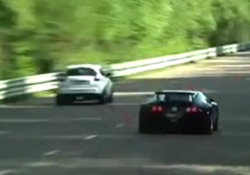 Video: Nissan Juke-R cho Bugatti Veyron hít khói