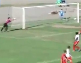 Video: Thủ môn tự ném bóng vào gôn