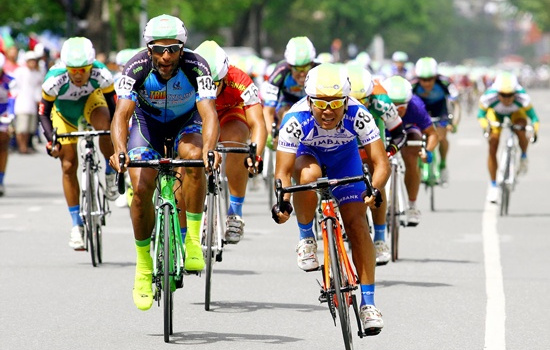 Giải xe đạp đồng bằng sông Cửu Long lần 22-2013: Tranh chấp quyết liệt trên đường đua