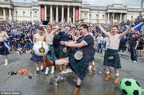 CĐV Scotland làm loạn London