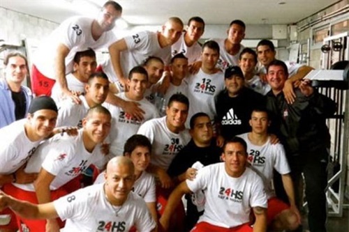 Diego Maradona bất ngờ ký hợp đồng với đội bóng hạng 5