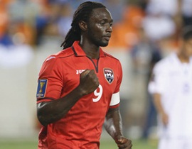 Video: Pha lốp bóng cực kỳ đẳng cấp của tiền đạo đang chơi cho Stoke City, Kenwyne Jones