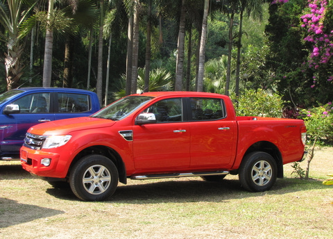 Ford bộn thu nhờ xe thương mại