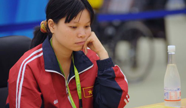 Ngô Lan Hương chạm tay vào Cúp vô địch cờ tướng châu Á