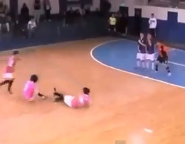 Video: Hài hước, pha dàn dựng đá phạt cực đỉnh