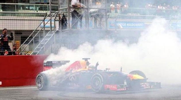 Đương kim vô địch F1 bị phạt cả đống tiền vì... đốt lốp