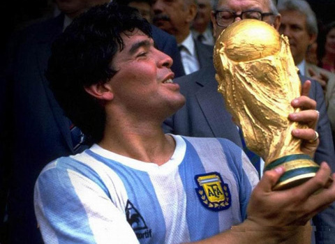 Maradona - hai mặt đối lập làm nên huyền thoại