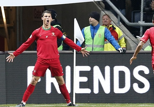 Bồ giành vé, Blatter công khai “lấy lòng” Ronaldo