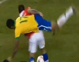 Video: Cầu thủ Brazil cướp bóng hài hước kiểu 'đô vật Mỹ'